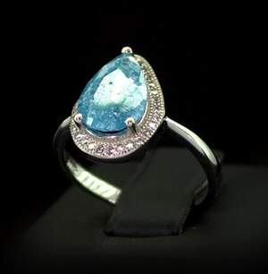 Серебряное кольцо 925 пробы 3,44 г со снежным Кварцем и цирконами 3,3 карат Серебряное кольцо 925 пробы 3,44 г со снежным Кварцем и цирконами 3,3 карат