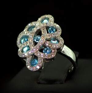 Серебряное кольцо 925 пробы 4,38 г с голубыми та белыми цирконами 4,8 карат Серебряное кольцо 925 пробы 4,38 г с голубыми та белыми цирконами 4,8 карат