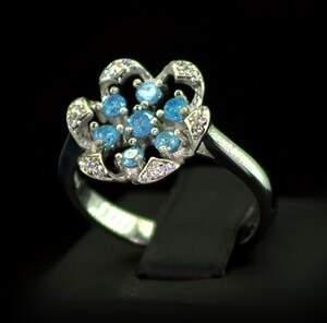 Серебряное кольцо 925 пробы 3,85 г со сніжними Кварцами и цирконами 4,8 карат Серебряное кольцо 925 пробы 3,85 г со сніжними Кварцами и цирконами 4,8 карат