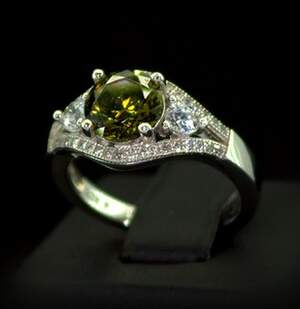 Серебряное кольцо 925 пробы 4,42 г с Перидотом и цикрконами 3,1 карат Серебряное кольцо 925 пробы 4,42 г с Перидотом и цикрконами 3,1 карат