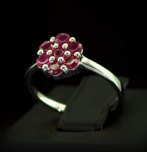 Серебряное кольцо 925 пробы 2,07 гр. с тайскими Рубинами класса АААА 1,07 карат Серебряное кольцо 925 пробы 2,07 гр. с тайскими Рубинами класса АААА 1,07 карат