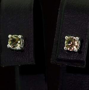 Срібні сережки 925 проби 1,06 г з турецькими Султанітами АААА 0,98 карат Срібні сережки 925 проби 1,06 г з турецькими Султанітами АААА 0,98 карат