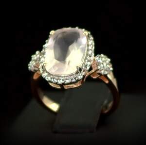 Срібна каблучка 925 проби в позолоті 750 проби 3,7 г з рожевим Кварцем зі США та топазами зі США 3,77 карат Срібна каблучка 925 проби в позолоті 750 проби 3,7 г з рожевим Кварцем зі США та топазами зі США 3,77 карат