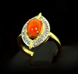 Срібна каблучка 925 проби в позолоті 750 проби 3,3 г з вогняним ефіопським Опалом класу АААА та топазами зі США 1,03 карат Срібна каблучка 925 проби в позолоті 750 проби 3,3 г з вогняним ефіопським Опалом класу АААА та топазами зі США 1,03 карат