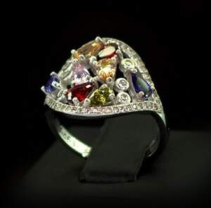 Срібна каблучка 925 проби 3,41 г з різнокольоровими цирконами 4,8 карат Срібна каблучка 925 проби 3,41 г з різнокольоровими цирконами 4,8 карат