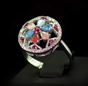 Срібна каблучка 925 проби 4,89 г зі сніжними Кварцами та цирконами 5,8 карат Срібна каблучка 925 проби 4,89 г зі сніжними Кварцами та цирконами 5,8 карат