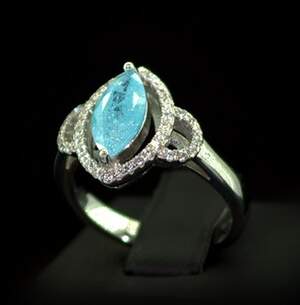 Срібна каблучка 925 проби 5,83 г зі сніжними Кварцами та цирконами 4,8 карат Срібна каблучка 925 проби 5,83 г зі сніжними Кварцами та цирконами 4,8 карат