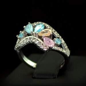 Срібна каблучка 925 проби 3,4 г зі сніжними Кварцами та цирконами 4,5 карат Срібна каблучка 925 проби 3,4 г зі сніжними Кварцами та цирконами 4,5 карат