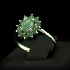 Серебряное кольцо 925 пробы 2,2 г с бразильскими Изумрудами класса АААА 1,29 карат
