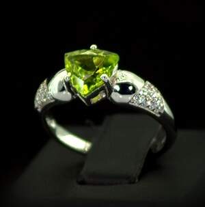 Серебряное кольцо 925 пробы 3,43 г с египетским Хризолітом и цирконами 2,11 карат Серебряное кольцо 925 пробы 3,43 г с египетским Хризолітом и цирконами 2,11 карат