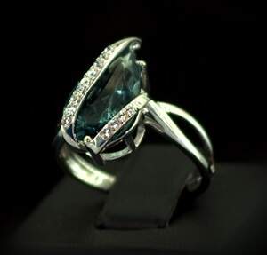 Серебряное кольцо 925 пробы 3,43 г с Топазом Лондон Блу та цирконами 3,58 карат Серебряное кольцо 925 пробы 3,43 г с Топазом Лондон Блу та цирконами 3,58 карат