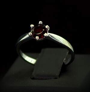 Серебряное кольцо 925 пробы 1,83 г с чеським Гранатом 1,01 карат Серебряное кольцо 925 пробы 1,83 г с чеським Гранатом 1,01 карат