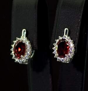 Серебряные серьги 925 пробы 3,21 г с чеськими Гранатами и фианитами 2,32 карат Серебряные серьги 925 пробы 3,21 г с чеськими Гранатами и фианитами 2,32 карат