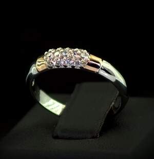 Серебряное кольцо 925 пробы с позолотой 375 пробы 1,91 г с белыми Фианитами 0,3 карат Серебряное кольцо 925 пробы с позолотой 375 пробы 1,91 г с белыми Фианитами 0,3 карат