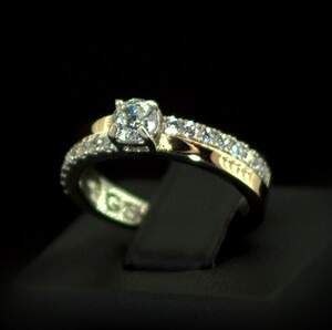 Серебряное кольцо 925 пробы с позолотой 375 пробы 2,82 г с белыми Фианитами 1,1 карат Серебряное кольцо 925 пробы с позолотой 375 пробы 2,82 г с белыми Фианитами 1,1 карат