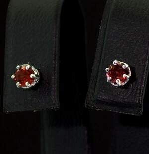 Срібні сережки 925 проби 1,55 г з чеськими Гранатами 0,72 карат Срібні сережки 925 проби 1,55 г з чеськими Гранатами 0,72 карат
