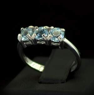 Срібна каблучка 925 проби 3,09 г з бразильськими Топазами 1,86 карат Срібна каблучка 925 проби 3,09 г з бразильськими Топазами 1,86 карат