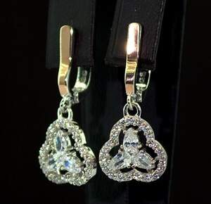 Срібні сережки 925 проби з позолотою 375 проби 5,12 г з білими Фіанітами 3,1 карат Срібні сережки 925 проби з позолотою 375 проби 5,12 г з білими Фіанітами 3,1 карат