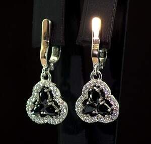 Срібні сережки 925 проби з позолотою 375 проби 5,1 г з чорними та білими Фіанітами 3,1 карат Срібні сережки 925 проби з позолотою 375 проби 5,1 г з чорними та білими Фіанітами 3,1 карат