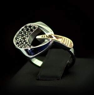 Срібна каблучка 925 проби з позолотою 375 проби 4,09 г з чорними Фіанітами 0,5 карат Срібна каблучка 925 проби з позолотою 375 проби 4,09 г з чорними Фіанітами 0,5 карат