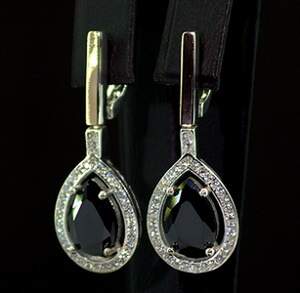 Срібні сережки 925 проби з позолотою 375 проби 9,5 г з чорними та білими Фіанітами 10,75 карат Срібні сережки 925 проби з позолотою 375 проби 9,5 г з чорними та білими Фіанітами 10,75 карат