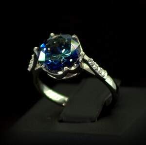 Срібна каблучка 925 проби 4,5 г з містичним Топазом та цирконами 3,02 карат Срібна каблучка 925 проби 4,5 г з містичним Топазом та цирконами 3,02 карат