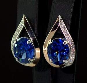 Срібні сережки 925 проби з позолотою 375 проби 7,23 г з синіми та білими Фіанітами 16,5 карат Срібні сережки 925 проби з позолотою 375 проби 7,23 г з синіми та білими Фіанітами 16,5 карат