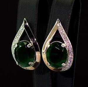 Срібні сережки 925 проби з позолотою 375 проби 6,49 г з зеленими та білими Фіанітами 16,5 карат Срібні сережки 925 проби з позолотою 375 проби 6,49 г з зеленими та білими Фіанітами 16,5 карат