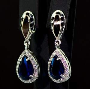 Срібні сережки 925 проби з позолотою 375 проби 7,39 г з синім та білими Фіанітами 10,6 карат Срібні сережки 925 проби з позолотою 375 проби 7,39 г з синім та білими Фіанітами 10,6 карат