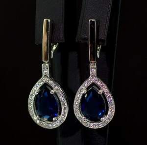 Срібні сережки 925 проби з позолотою 375 проби 8,06 г з синіми та білими Фіанітами 10,75 карат Срібні сережки 925 проби з позолотою 375 проби 8,06 г з синіми та білими Фіанітами 10,75 карат