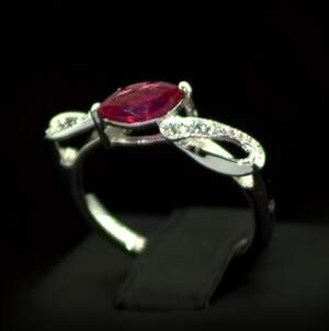 Серебряное кольцо 925 пробы 2,29 г с африканским Роял Рубіном класса АААА и цирконами 0,91 карат Серебряное кольцо 925 пробы 2,29 г с африканским Роял Рубіном класса АААА и цирконами 0,91 карат