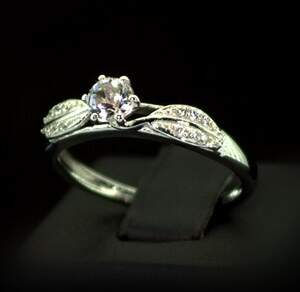 Срібна каблучка 925 проби 2,33 г з бразильським Морганітом та цирконами 0,66 карат Срібна каблучка 925 проби 2,33 г з бразильським Морганітом та цирконами 0,66 карат