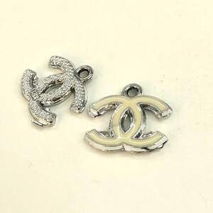 10 шт/уп Подвеска пластиковая -серебро с молочным 15х16 мм 10 шт/уп Подвеска пластиковая -серебро с молочным 15х16 мм