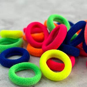 100 шт - Набор резиночки бесшовные 2см - яркий микс 100 шт - Набор резиночки бесшовные 2см - яркий микс