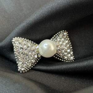 Брошь Бант с бусиной, 34 мм металл - серебро