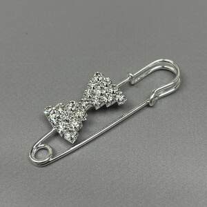 Брошь-булавка Бант 6,5 см - светлое серебро #70105 Брошь-булавка Бант 6,5 см - светлое серебро #70105