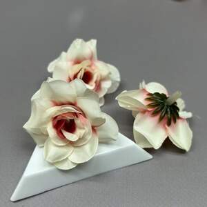 Гардения искусственная (головка) 3 см - кремовый с розовым Гардения искусственная (головка) 3 см - кремовый с розовым