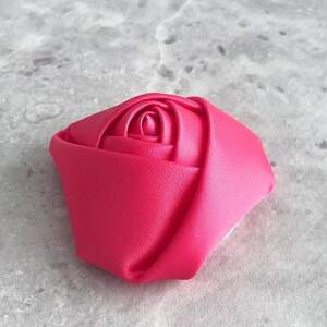 Декоративная атласная роза 4 см - малиновый Декоративная атласная роза 4 см - малиновый