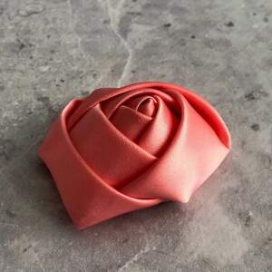 Декоративная атласная роза 4 см - персик Декоративная атласная роза 4 см - персик