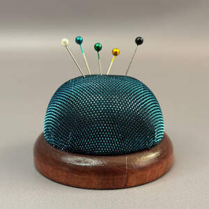 Игольница на деревянной основе 7 см - бирюзовая