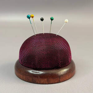 Игольница на деревянной основе 7 см - малиновая