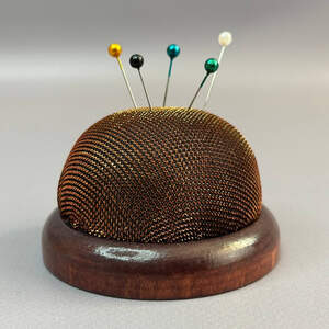 Игольница на деревянной основе 7 см - медная