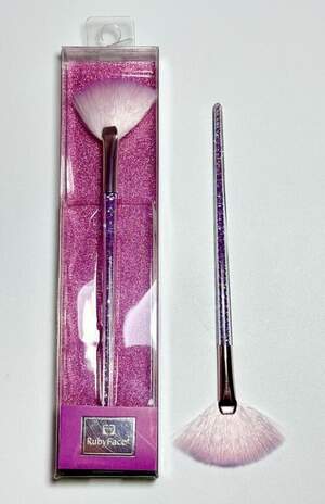 Кисточка для макияжа Веер от Ruby Face, розовая