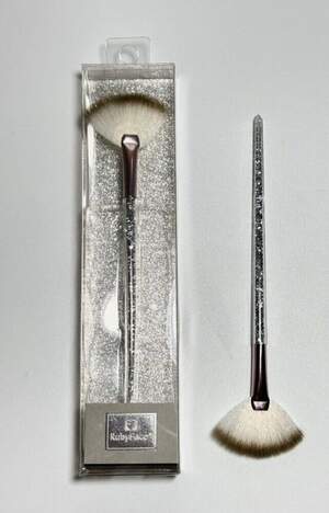 Кисточка для макияжа Веер от Ruby Face, серебро