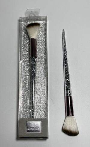 Кисточка для макияжа средняя от Ruby Face, серебро