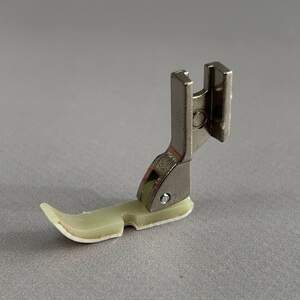 Лапка фторопластовая правая для вшивания молний T36N