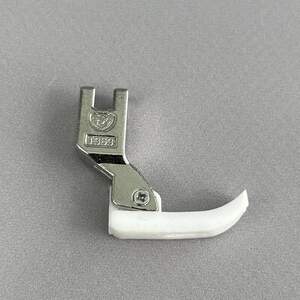 Лапка фторопластовая центральная для вшивания молний T363 - белая