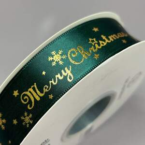 Лента атласная 2,5см с новогодним рисунком - изумрудная Merry Christmas Лента атласная 2,5см с новогодним рисунком - изумрудная Merry Christmas