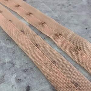 Лента-тесьма однорядная, петли с крючками, 2,5 см - бежевая