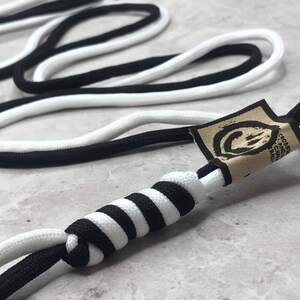 Пара шнуроков для одежды 140 см длина, Ø 4 мм - белый и черный Пара шнуроков для одежды 140 см длина, Ø 4 мм - белый и черный